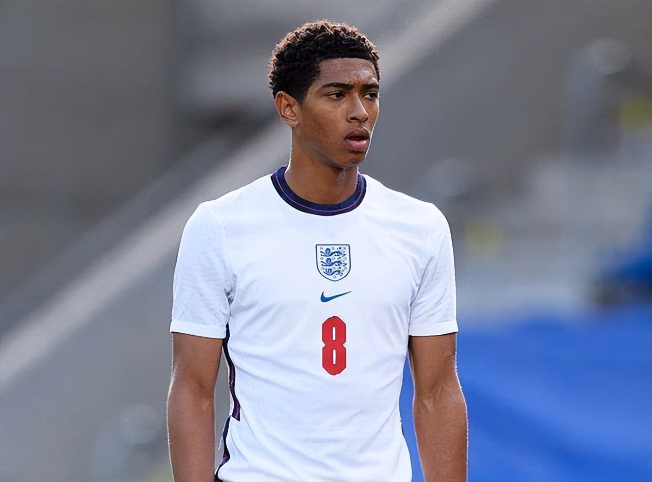 FC26美丽足球：维蒂尼亚、德容领衔，金外脚背夸雷斯马在列（FC26华丽足球：维蒂尼亚、德容领衔，外脚背之王夸雷斯马入选）