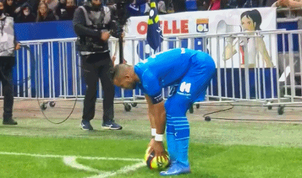 欧冠半场：克瑙夫打破僵局，法兰克福1-0巴塞罗那