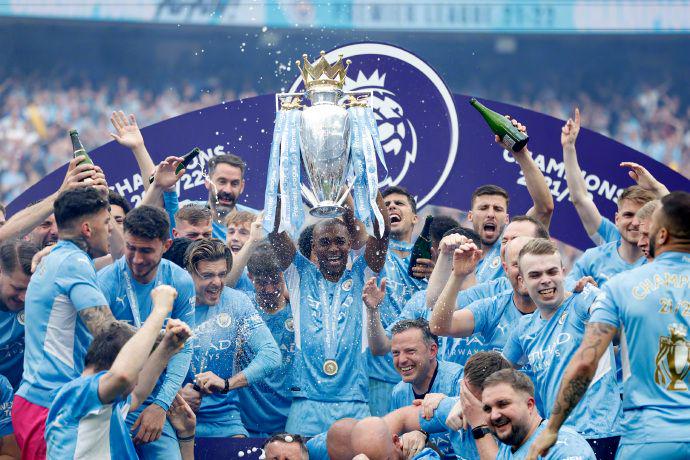 狼堡主帅：国家队回归球员都能上场比赛，对阵药厂是巨大挑战（沃尔夫斯堡主帅：国脚归队均可上阵，迎战勒沃库森是巨大考验）