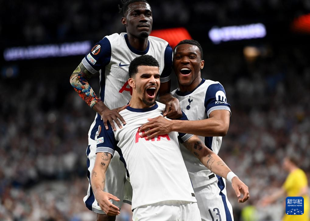 欧文突破防守连续得分（欧文强突防线连连得手）