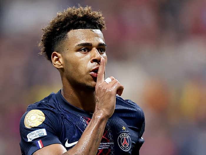 世体：阿隆索回归获利物浦球迷热烈欢迎，阿诺德却遭嘘声相待（世体：阿隆索归来获红军拥趸热烈致意，阿诺德反遭嘘声）