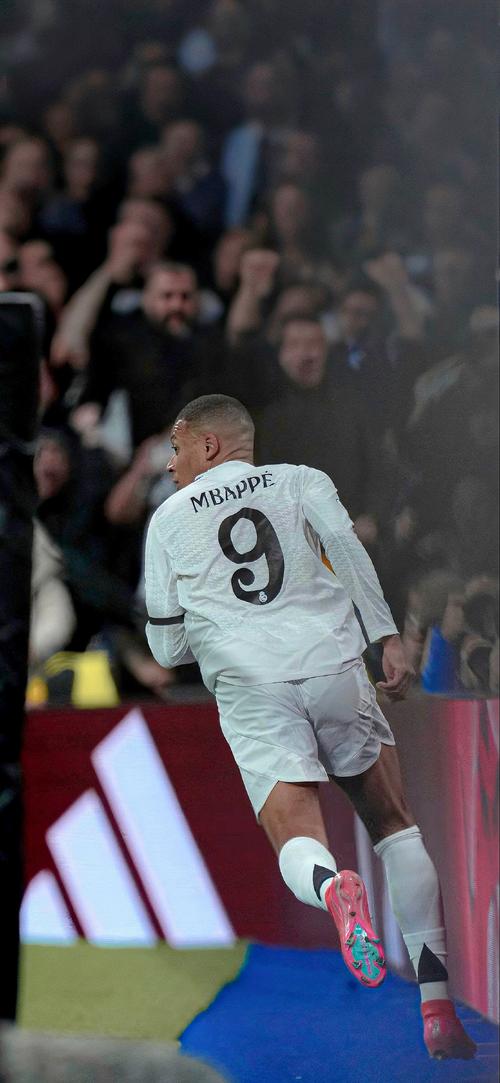 3C：退役三天前我和莱万说不想再为任何球队踢球，除非是巴萨（3C：退役前三天我告诉莱万，除了巴萨，我不会再为任何球队效力）