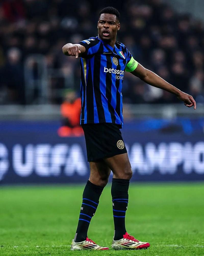 图片报：拜仁考虑同意在于帕新合同加入第一年生效的解约条款（Bild：拜仁或同意在于帕新约中加入首年生效的解约条款）