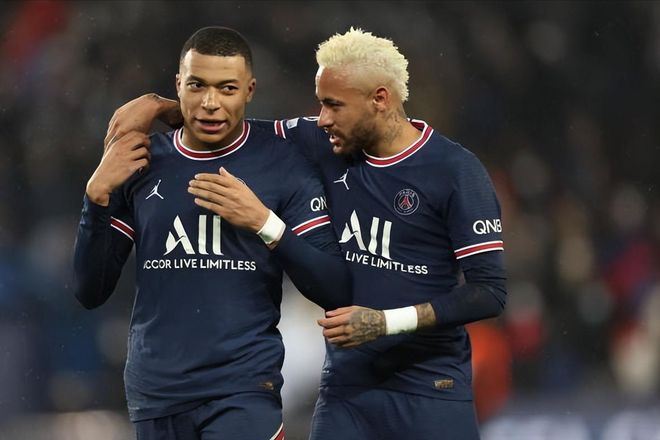 德媒：金玟哉大腿肌肉疼痛，可能会伤缺数场（德媒：金玟哉大腿肌肉不适，或将缺阵多场比赛）