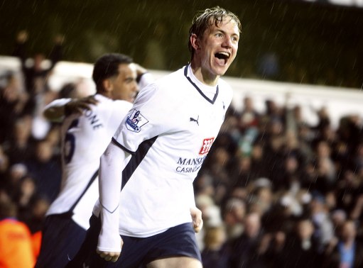 梅西跟前锋比进球、跟中场比助攻！还跟俱乐部比冠军！而且都赢！（梅西进球不输前锋、助攻压过中场，连冠军数也超过诸多俱乐部！）