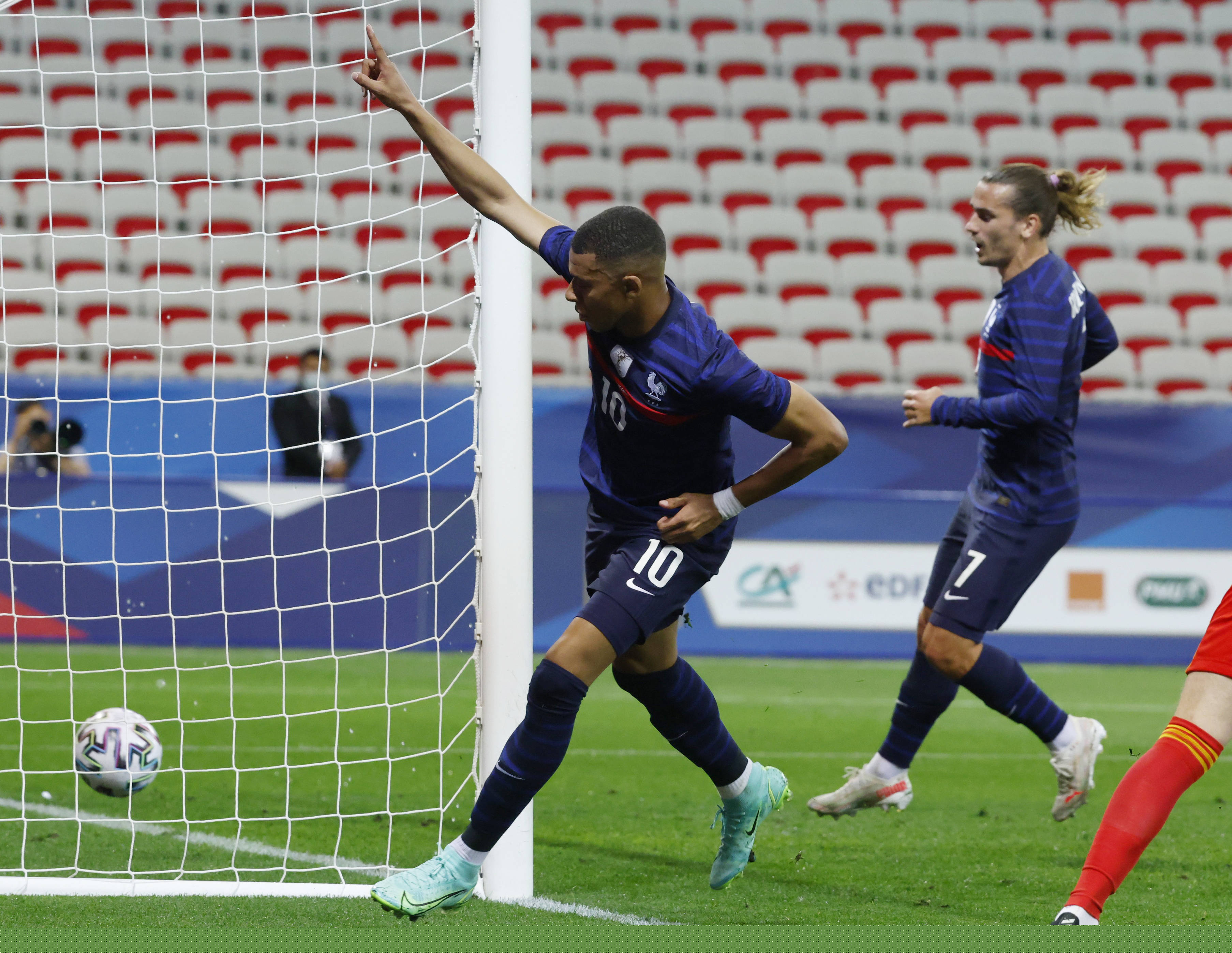 意媒：铃木彩艳可能因为手部骨折缺阵三个月，明年2至3月复出（意媒称铃木彩艳手部骨折，恐缺阵三个月，预计明年2至3月复出）