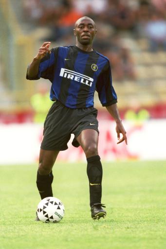 半场战报：米兰0-0拉齐奥，迈尼昂献神扑，红黑军团0射正（半场战况：米兰0-0拉齐奥，迈尼昂神勇救险，红黑军团零射正）