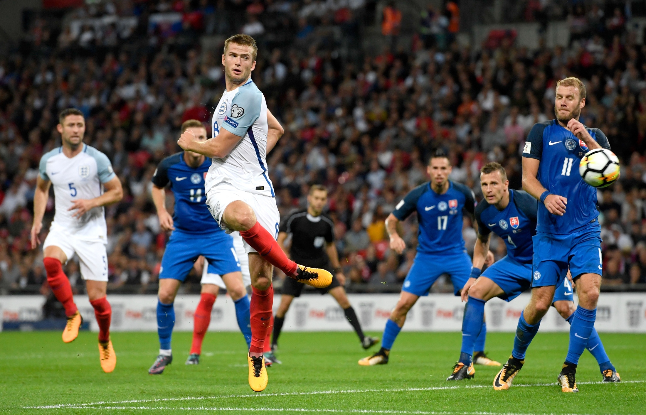 埃弗拉：希望英格兰球迷别再唱足球要回家了，感觉像是诅咒（埃弗拉劝英格兰球迷别再唱“足球回家”，称这像是一种诅咒）