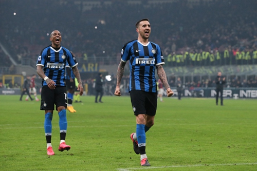 官方：狼堡买断里昂右后卫库姆贝迪，签约至2029年（沃尔夫斯堡官宣从里昂买断右后卫库姆贝迪，合同至2029年）