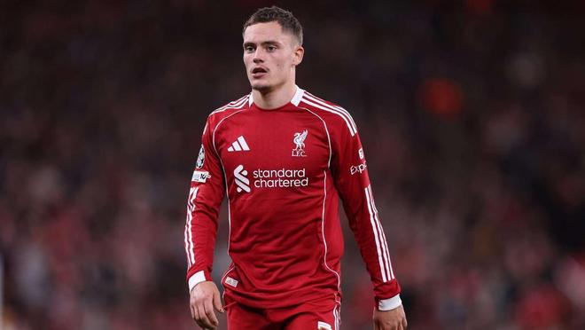 球星突破防线制造绝佳机会（球星强突撕裂防线造破门良机）