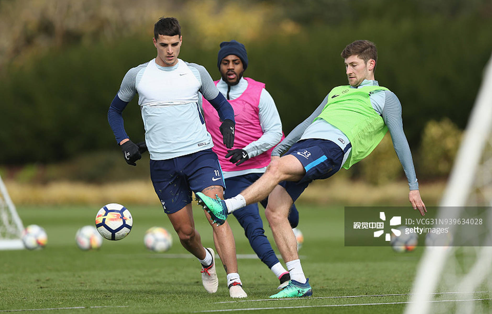 客场作战依然踢得从容（客场征战依旧从容不迫）