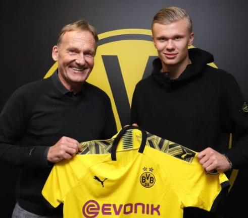 欧联对阵格拉茨风暴，卡拉布里亚打进挑球过人后精彩进球（欧联战格拉茨风暴，卡拉布里亚挑球过人后精彩破门）