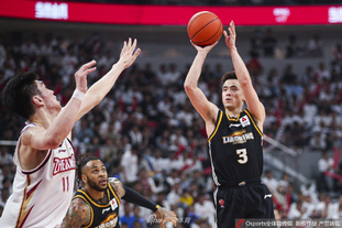 湖人詹姆斯关键三分锁定胜利（詹姆斯命中制胜三分，助湖人收获胜利）