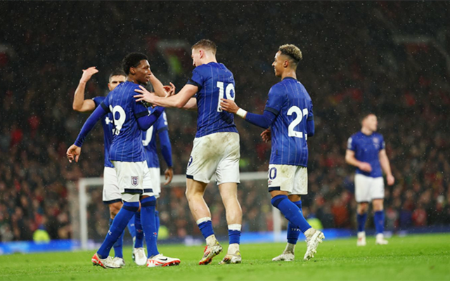 没有技巧全是感情，弗兰克告别演讲深情演唱《月亮代表我的心》（弗兰克告别演讲：不靠技巧，深情献唱《月亮代表我的心）