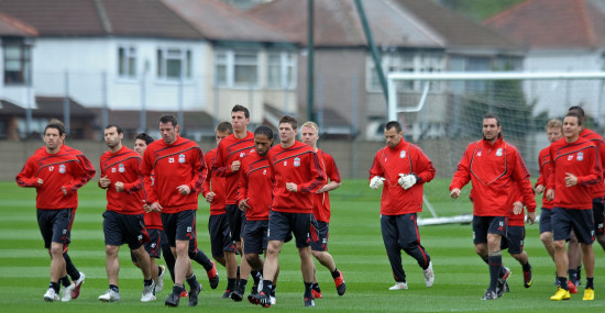 创历史，埃因霍温是首支正式比赛在安菲尔德打进3球的荷兰球队（历史首例！埃因霍温成首支在安菲尔德正式赛攻入3球的荷兰队）